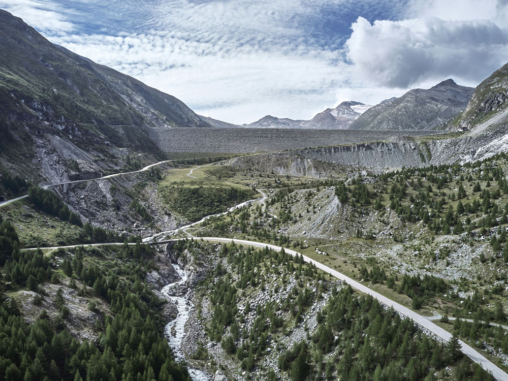 Klimmen naar de Mattmark-dam in Wallis